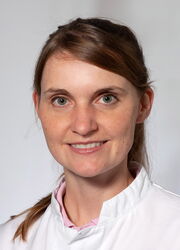 Prof. Dr. Dr. med. Corinna Seliger-Behme, KKH (Stellvertreterin)